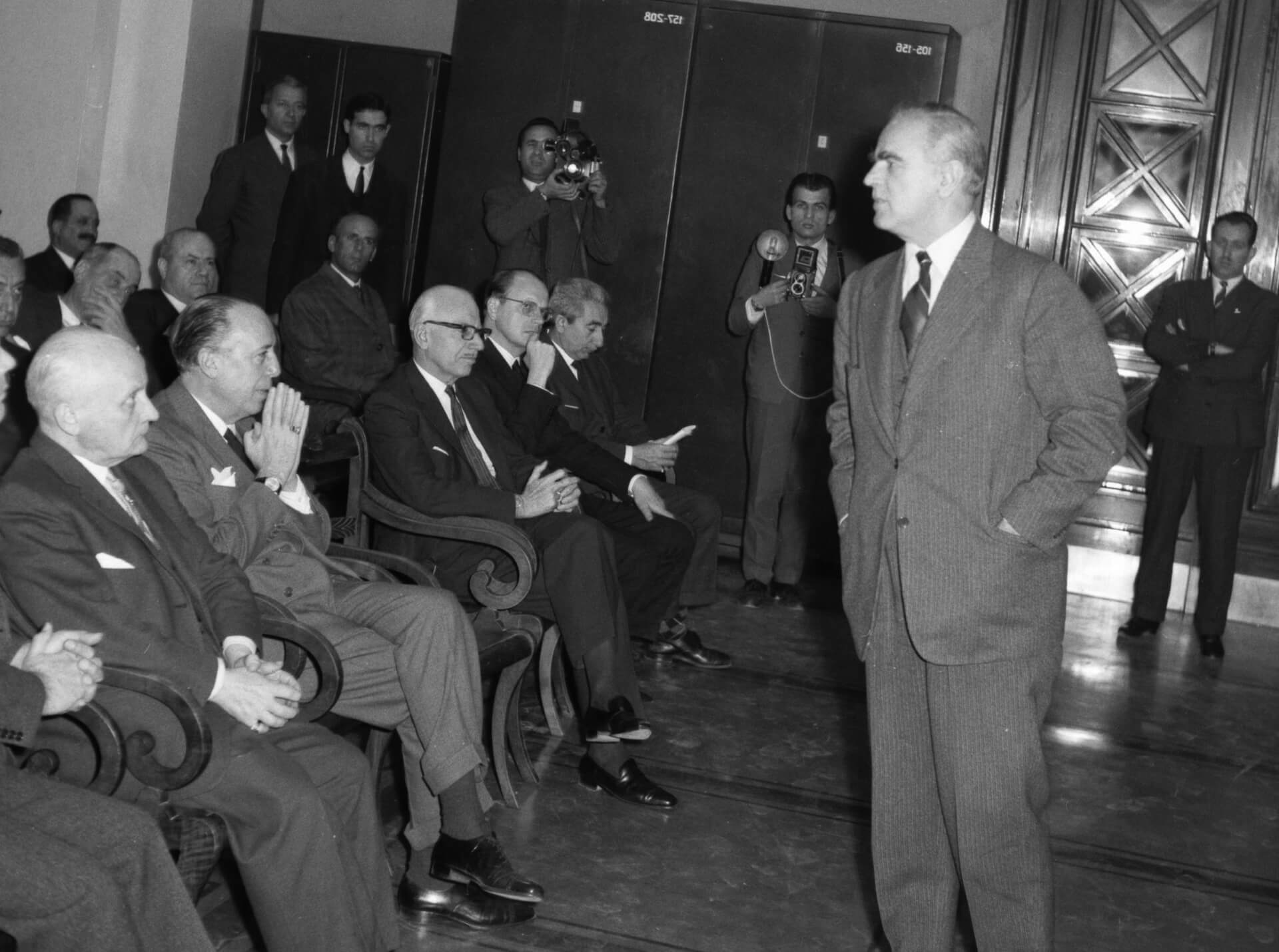 Ανεξάρτητη ή εξαρτημένη οικονομία και πολιτική;