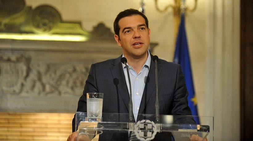Ο Αλέξης μοιράζει καθρεφτάκια και οι συνταξιούχοι τα παίρνουν