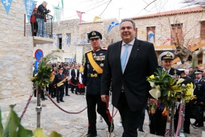 17 Μαρτίου 2015. Ο υπουργός Άμυνας Πάνος Καμμένος επισκέπτεται την Αρεόπολη, στη Μάνη, όπου δίνει δείγμα γραφής της ιδιότυπης αντίληψης που περιφέρει (και συμμερίζεται η συγκυβέρνηση) για το έθνος.
