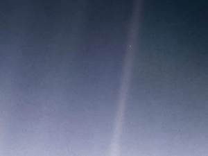 &Eta; &lambda;ή&psi;&eta; &tau;&omicron;&upsilon; Voyager 1, &pi;&omicron;&upsilon; &alpha;&pi;&alpha;&theta;&alpha;&nu;&alpha;&tau;ί&sigma;&tau;&eta;&kappa;&epsilon; &sigma;&tau;&iota;&sigmaf; 6 &Iota;&omicron;&upsilon;&nu;ί&omicron;&upsilon; 1990, &alpha;&pi;ό 6 &delta;&iota;&sigma;&epsilon;&kappa;&alpha;&tau;&omicron;&mu;&mu;ύ&rho;&iota;&alpha; &chi;&iota;&lambda;&iota;ό&mu;&epsilon;&tau;&rho;&alpha; &mu;&alpha;&kappa;&rho;&iota;ά. &Eta; &Gamma;&eta; &epsilon;&mu;&phi;&alpha;&nu;ί&zeta;&epsilon;&tau;&alpha;&iota; &omega;&sigmaf; &mu;&iota;&alpha; &mu;&iota;&kappa;&rho;&omicron;&sigma;&kappa;&omicron;&pi;&iota;&kappa;ή &kappa;&omicron;&upsilon;&kappa;&kappa;ί&delta;&alpha; &sigma;&tau;&omicron; &beta;&alpha;&theta;ύ &delta;&iota;ά&sigma;&tau;&eta;&mu;&alpha;. &Epsilon;ί&nu;&alpha;&iota; &eta; &gamma;&alpha;&lambda;&alpha;&zeta;&omega;&pi;ή &pi;&rho;&omicron;&sigmaf; &tau;&omicron; &lambda;&epsilon;&upsilon;&kappa;ό &kappa;&eta;&lambda;ί&delta;&alpha; &sigma;&chi;&epsilon;&delta;ό&nu; &sigma;&tau;&alpha; &mu;&iota;&sigma;ά &tau;&eta;&sigmaf; &delta;&epsilon;&xi;&iota;ά&sigmaf; &zeta;ώ&nu;&eta;&sigmaf; &phi;&omega;&tau;ό&sigmaf;. 