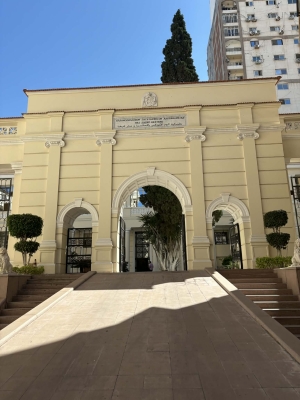 Η είσοδος του Ελληνορθόδοξου Πατριαρχείου Αλεξανδρείας. Δεν πρόκειται για απομεινάρι ενός ένδοξου παρελθόντος. Είναι ζωντανό κύτταρο της Ορθοδοξίας και του οικουμενικού Ελληνισμού με παγκόσμια σημασία.