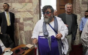 O συνθέτης Σταμάτης Κραουνάκης και ο σκηνοθέτης Βαγγέλης Θεοδωρόπουλος πηγαίνουν στη Βουλή, στη διάρκεια εργασιών της λεγόμενης Λογιστικής Επιτροπής Χρέους. Η ΜΚΟ του κ. Κραουνάκη επιδοτήθηκε επί Νέας Δημοκρατίας με 250.000 από το Υπ.Εργασίας.