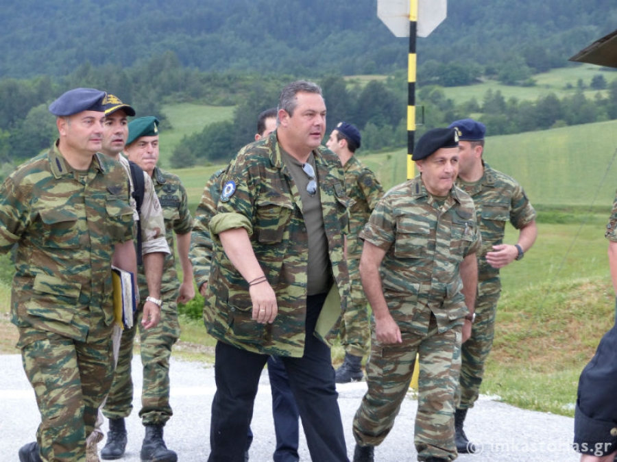 Ο Πάνος Καμμενος (στο κέντρο, με τη χονδρή γαστέρα) με στρατιωτικό πουκάμισο παραλλαγής στη διάρκεια της αγαπημένης του φαντασίωσης: ενός παιχνιδιού πολέμου.