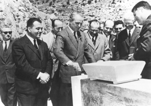 1963. &Omicron; &Kappa;&omega;&nu;&sigma;&tau;&alpha;&nu;&tau;ί&nu;&omicron;&sigmaf; &Kappa;&alpha;&rho;&alpha;&mu;&alpha;&nu;&lambda;ή&sigmaf; &theta;&epsilon;&mu;&epsilon;&lambda;&iota;ώ&nu;&epsilon;&iota; &tau;&omicron; &epsilon;&rho;&gamma;&omicron;&sigma;&tau;ά&sigma;&iota;&omicron; &tau;&eta;&sigmaf; &epsilon;&tau;&alpha;&iota;&rho;&epsilon;ί&alpha;&sigmaf; &laquo;&Alpha;&lambda;&omicron;&upsilon;&mu;ί&nu;&iota;&omicron;&nu; &tau;&eta;&sigmaf; &Epsilon;&lambda;&lambda;ά&delta;&omicron;&sigmaf;&raquo;. &Eta; &rho;&alpha;&gamma;&delta;&alpha;ί&alpha; &kappa;&alpha;&iota; &pi;&rho;&omega;&tau;&omicron;&phi;&alpha;&nu;ή&sigmaf; &omicron;&iota;&kappa;&omicron;&nu;&omicron;&mu;&iota;&kappa;ή &alpha;&nu;ά&pi;&tau;&upsilon;&xi;&eta; &tau;&eta;&sigmaf; &mu;&epsilon;&tau;&alpha;&pi;&omicron;&lambda;&epsilon;&mu;&iota;&kappa;ή&sigmaf; &Epsilon;&lambda;&lambda;ά&delta;&alpha;&sigmaf; &alpha;&nu;&alpha;&kappa;ό&pi;&eta;&kappa;&epsilon; &kappa;&alpha;&theta;&omicron;&rho;&iota;&sigma;&tau;&iota;&kappa;ά &kappa;&alpha;&tau;ά &tau;&eta; &Mu;&epsilon;&tau;&alpha;&pi;&omicron;&lambda;ί&tau;&epsilon;&upsilon;&sigma;&eta;.  