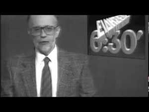 O Kώστας Γαλανόπουλος, στη διάρκεια παρουσίασης δελτίου ειδήσεων της ΕΤ1 το 1990. Χάρη στην τηλεόραση έγινε δυνατή η αναπαραγωγή της μορφής του, αφού ήταν γνωστή η διαφωνία του με τη δημοσίευση φωτογραφιών των δημοσιογράφων στις εφημερίδες όπου εργάζονταν.