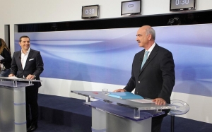 ΕΡΤ, Αθήνα, λίγο πριν την έναρξη του ντιμπέιτ των αρχηγων των δύο πρώτων κομμάτων. Αριστερά, ο Αλέξης Τσίπρας (με ποσέτ, χωρίς γραβάτα), δεξιά ο Βαγγέλης Μεϊμαράκης.