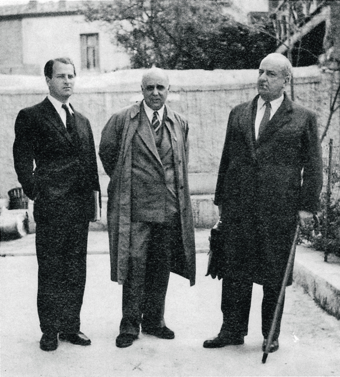 O Γιώργος Σεφέρης, με τον Γιώργο Κατσίμπαλη και τον Πάτρικ Λη Φέρμορ. Οι βρετανοί φιλέλληνες τα χρόνια του πολέμου διατάραξαν τις σχέσεις τους με πολλούς έλληνες φίλους τους λόγω της διαφορετικής προσέγγισης στον Κυπριακό Αγώνα.