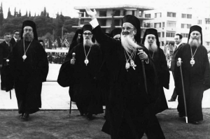 O &alpha;&rho;&chi;&iota;&epsilon;&pi;ί&sigma;&kappa;&omicron;&pi;&omicron;&sigmaf; &Iota;&epsilon;&rho;ώ&nu;&upsilon;&mu;&omicron;&sigmaf; &sigma;&tau;&omicron; &Pi;&alpha;&nu;&alpha;&theta;&eta;&nu;&alpha;ϊ&kappa;ό &Sigma;&tau;ά&delta;&iota;&omicron;, &sigma;&tau;&eta; &delta;&iota;ά&rho;&kappa;&epsilon;&iota;&alpha; &tau;&omega;&nu; &kappa;&iota;&tau;&sigmaf; &epsilon;&omicron;&rho;&tau;ώ&nu; &tau;&eta;&sigmaf; &Pi;&omicron;&lambda;&epsilon;&mu;&iota;&kappa;ή&sigmaf; &Alpha;&rho;&epsilon;&tau;ή&sigmaf; &tau;&omega;&nu; &Epsilon;&lambda;&lambda;ή&nu;&omega;&nu;, &pi;&omicron;&upsilon; &delta;&iota;&omicron;&rho;&gamma;ά&nu;&omega;&nu;&epsilon; &eta; &chi;&omicron;ύ&nu;&tau;&alpha;. &Tau;&omicron; &delta;&iota;&kappa;&tau;&alpha;&tau;&omicron;&rho;&iota;&kappa;ό &kappa;&alpha;&theta;&epsilon;&sigma;&tau;ώ&sigmaf; &mu;&epsilon; &tau;&eta; &sigma;&upsilon;&nu;&alpha;ί&nu;&epsilon;&sigma;&eta; &tau;&omicron;&upsilon; &Iota;&epsilon;&rho;&omega;&nu;ύ&mu;&omicron;&upsilon; &Alpha;&acute; &epsilon;&pi;&iota;&chi;&epsilon;ί&rho;&eta;&sigma;&epsilon; &nu;&alpha; &mu;&epsilon;&tau;&alpha;&beta;ά&lambda;&epsilon;&iota; &rho;&iota;&zeta;&iota;&kappa;ά &tau;&omicron;&nu; &tau;&rho;ό&pi;&omicron; &sigma;&upsilon;&gamma;&kappa;&rho;ό&tau;&eta;&sigma;&eta;&sigmaf; &tau;&eta;&sigmaf; &Delta;&iota;&alpha;&rho;&kappa;&omicron;ύ&sigmaf; &Iota;&epsilon;&rho;ά&sigmaf; &Sigma;&upsilon;&nu;ό&delta;&omicron;&upsilon;, &nu;&alpha; &mu;&eta; &sigma;&epsilon;&beta;&alpha;&sigma;&tau;&epsilon;ί &delta;&eta;&lambda;&alpha;&delta;ή &tau;&eta; &Sigma;&upsilon;&nu;&omicron;&delta;&iota;&kappa;ή &Pi;&rho;ά&xi;&eta; &tau;&omicron;&upsilon; 1928, &mu;&epsilon; &alpha;&pi;&omicron;&tau;έ&lambda;&epsilon;&sigma;&mu;&alpha; &pi;&rho;&omicron;&beta;&lambda;ή&mu;&alpha;&tau;&alpha; &sigma;&tau;&eta; &sigma;&chi;έ&sigma;&eta; &tau;&eta;&sigmaf; &Epsilon;&kappa;&kappa;&lambda;&eta;&sigma;ί&alpha;&sigmaf; &mu;&epsilon; &tau;&omicron; &Omicron;&iota;&kappa;&omicron;&upsilon;&mu;&epsilon;&nu;&iota;&kappa;ό &Pi;&alpha;&tau;&rho;&iota;&alpha;&rho;&chi;&epsilon;ί&omicron; &kappa;&alpha;&iota; &mu;&epsilon; &tau;&omicron; &epsilon;&lambda;&lambda;&eta;&nu;&iota;&kappa;ό &kappa;&rho;ά&tau;&omicron;&sigmaf;, &tau;&alpha; &omicron;&pi;&omicron;ί&alpha; έ&gamma;&iota;&nu;&epsilon; &pi;&rho;&omicron;&sigma;&pi;ά&theta;&epsilon;&iota;&alpha; &nu;&alpha; &rho;&upsilon;&theta;&mu;&iota;&sigma;&tau;&omicron;ύ&nu; &mu;&epsilon; &tau;&omicron; &Sigma;ύ&nu;&tau;&alpha;&gamma;&mu;&alpha; &tau;&omicron;&upsilon; 1975.  