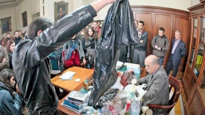 &Phi;&omicron;&iota;&tau;&eta;&tau;έ&sigmaf; έ&chi;&omicron;&upsilon;&nu; &epsilon;&iota;&sigma;&beta;ά&lambda;&epsilon;&iota; &sigma;&tau;&omicron; &gamma;&rho;&alpha;&phi;&epsilon;ί&omicron; &kappa;&alpha;&theta;&eta;&gamma;&eta;&tau;ή &kappa;&alpha;&iota; &tau;&omicron;&upsilon; &pi;&epsilon;&tau;ά&nu;&epsilon; &sigma;&kappa;&omicron;&upsilon;&pi;ί&delta;&iota;&alpha;. &Mu;&iota;&alpha; &alpha;&pi;ό &tau;&iota;&sigmaf; &pi;&omicron;&lambda;&lambda;έ&sigmaf; &epsilon;&kappa;&delta;&eta;&lambda;ώ&sigma;&epsilon;&iota;&sigmaf; &beta;ί&alpha;&sigmaf; &sigma;&tau;&omicron;&nu; &pi;&alpha;&nu;&epsilon;&pi;&iota;&sigma;&tau;&eta;&mu;&iota;&alpha;&kappa;ό &chi;ώ&rho;&omicron; &pi;&omicron;&upsilon;, ό&pi;&omega;&sigmaf; &phi;&alpha;ί&nu;&epsilon;&tau;&alpha;&iota;, &omicron;ύ&tau;&epsilon; &alpha;&upsilon;&tau;ή &eta; &kappa;&upsilon;&beta;έ&rho;&nu;&eta;&sigma;&eta; &kappa;&alpha;&tau;ά&phi;&epsilon;&rho;&epsilon; &nu;&alpha; &kappa;&alpha;&tau;&alpha;&sigma;&tau;&epsilon;ί&lambda;&epsilon;&iota;.