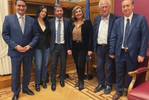 &Omicron;&iota; &epsilon;&mu;&pi;&epsilon;&iota;&rho;&omicron;&tau;έ&chi;&nu;&epsilon;&sigmaf; &omega;&sigmaf; &alpha;&nu;&alpha;&nu;&epsilon;&omega;&tau;έ&sigmaf;. &Alpha;&pi;ό &alpha;&rho;&iota;&sigma;&tau;&epsilon;&rho;ά: &Mu;&iota;&chi;ά&lambda;&eta;&sigmaf; &Kappa;&alpha;&tau;&rho;ί&nu;&eta;&sigmaf;, &Nu;ά&nu;&tau;&iota;&alpha; &Gamma;&iota;&alpha;&nu;&nu;&alpha;&kappa;&omicron;&pi;&omicron;ύ&lambda;&omicron;&upsilon;, &omicron; &pi;&rho;ό&epsilon;&delta;&rho;&omicron;&sigmaf; &Nu;ί&kappa;&omicron;&sigmaf; &Alpha;&nu;&delta;&rho;&omicron;&upsilon;&lambda;ά&kappa;&eta;&sigmaf; (&omicron; &laquo;&kappa;&rho;&alpha;&tau;&alpha;&iota;ό&sigmaf; &Nu;&iota;&kappa;ό&lambda;&alpha;&sigmaf;&raquo;, ό&pi;&omega;&sigmaf; &tau;&omicron;&nu; &alpha;&pi;&omicron;&kappa;ά&lambda;&epsilon;&sigma;&epsilon; &sigma;&tau;&eta; &Beta;&omicron;&upsilon;&lambda;ή &eta; &Lambda;ί&tau;&sigma;&alpha; &Lambda;&iota;&alpha;&kappa;&omicron;ύ&lambda;&eta;, &pi;&omicron;&upsilon; έ&pi;&epsilon;&tau;&alpha;&iota;). &Delta;&epsilon;&xi;&iota;ά, &omicron; &Kappa;ώ&sigma;&tau;&alpha;&sigmaf; &Sigma;&kappa;&alpha;&nu;&delta;&alpha;&lambda;ί&delta;&eta;&sigmaf; &kappa;&alpha;&iota; &omicron; &Gamma;&epsilon;ώ&rho;&gamma;&iota;&omicron;&sigmaf; &Pi;. &Alpha;&rho;&beta;&alpha;&nu;&iota;&tau;ί&delta;&eta;&sigmaf;.