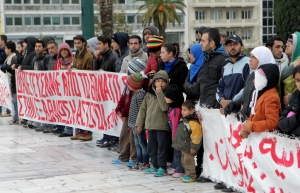 Νοέμβριος 2014. Σύροι πρόσφυγες έχουν καταλάβει τμήμα του πεζοδρομίου απέναντι από τη Βουλή.