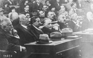 &Omicron;&iota; &kappa;&alpha;&tau;&eta;&gamma;&omicron;&rho;&omicron;ύ&mu;&epsilon;&nu;&omicron;&iota; &sigma;&tau;&eta; &Delta;ί&kappa;&eta; &tau;&omega;&nu; Έ&xi;&iota;: &alpha;&pi;ό &tau;&alpha; &alpha;&rho;&iota;&sigma;&tau;&epsilon;&rho;ά, &Mu;. &Gamma;&omicron;ύ&delta;&alpha;&sigmaf;, &Gamma;. &Mu;&pi;&alpha;&lambda;&tau;&alpha;&tau;&zeta;ή&sigmaf;, &Xi;. &Sigma;&tau;&rho;&alpha;&tau;&eta;&gamma;ό&sigmaf;, &Delta;. &Gamma;&omicron;ύ&nu;&alpha;&rho;&eta;&sigmaf;, &Nu;. &Sigma;&tau;&rho;ά&tau;&omicron;&sigmaf;, &Nu;. &Theta;&epsilon;&omicron;&tau;ό&kappa;&eta;&sigmaf;, &Pi;. &Pi;&rho;&omega;&tau;&omicron;&pi;&alpha;&pi;&alpha;&delta;ά&kappa;&eta;&sigmaf;.