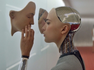 Η Αλίσια Βικάντερ στο Ex Machina.