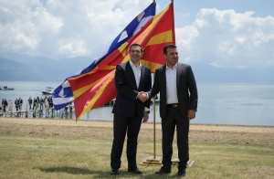 17 Ιουνίου 2018. Ο έλληνας πρωθυπουργός Αλέξης Τσίπρας υποδέχεται τον πρωθυπουργό της πΓΔ της Μακεδονίας Ζόραν Ζάεφ, στους Ψαράδες Πρεσπών. Η υπογραφή της συμφωνίας που ακολούθησε ήταν σκηνοθετημένη με πλάνα που θύμιζαν αισθητική του Θόδωρου Αγγελόπουλου.