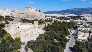 Αθήνα, την εποχή της καραντίνας. H Ακρόπολη κλειστή και οι γύρω δρόμοι έρημοι από διαβάτες και αυτοκίνητα.