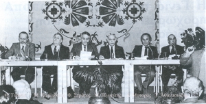 Στη φωτογραφία οι ομιλητές από αριστερά:Θεοδόσιος Τάσσιος, Μάνος Χατζιδάκις, Φαίδων Στράτος, Μάριος Πλωρίτης, Δημήτρης Μυταράς και Τάσος Αθανασιάδης.