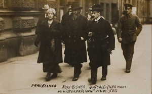 &Iota;&alpha;&nu;&omicron;&upsilon;ά&rho;&iota;&omicron;&sigmaf; 1919, &Mu;ό&nu;&alpha;&chi;&omicron;. &Beta;&alpha;&upsilon;&alpha;&rho;ί&alpha;, &Gamma;&epsilon;&rho;&mu;&alpha;&nu;ί&alpha;. &Omicron; &pi;&rho;&omega;&theta;&upsilon;&pi;&omicron;&upsilon;&rho;&gamma;ό&sigmaf; &tau;&eta;&sigmaf; &epsilon;&xi;έ&gamma;&epsilon;&rho;&sigma;&eta;&sigmaf; &Kappa;&omicron;&upsilon;&rho;&tau; Ά&iota;&sigma;&nu;&epsilon;&rho; &mu;&epsilon; &tau;&eta; &sigma;ύ&zeta;&upsilon;&gamma;ό &tau;&omicron;&upsilon; &kappa;&alpha;&iota;, &delta;&epsilon;&xi;&iota;ά, &omicron; &upsilon;&pi;&omicron;&upsilon;&rho;&gamma;ό&sigmaf; &tau;&omicron;&upsilon; &Chi;&alpha;&nu;&sigmaf; &Omicron;&upsilon;&nu;&tau;&epsilon;&rho;&lambda;έ&iota;&tau;&nu;&epsilon;&rho;. O Ά&iota;&sigma;&nu;&epsilon;&rho; &delta;&omicron;&lambda;&omicron;&phi;&omicron;&nu;ή&theta;&eta;&kappa;&epsilon; &lambda;ί&gamma;&epsilon;&sigmaf; &mu;έ&rho;&epsilon;&sigmaf; &mu;&epsilon;&tau;ά, &sigma;&tau;&iota;&sigmaf; 21 &Phi;&epsilon;&beta;&rho;&omicron;&upsilon;&alpha;&rho;ί&omicron;&upsilon; 2019.  