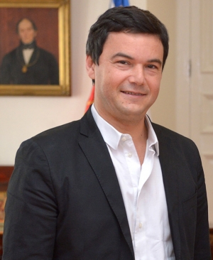 O &gamma;ά&lambda;&lambda;&omicron;&sigmaf; &kappa;&alpha;&theta;&eta;&gamma;&eta;&tau;ή&sigmaf; &delta;&eta;&mu;ό&sigma;&iota;&omega;&nu; &omicron;&iota;&kappa;&omicron;&nu;&omicron;&mu;&iota;&kappa;ώ&nu;, &Tau;&omicron;&mu;ά &Pi;&iota;&kappa;&epsilon;&tau;&tau;ύ. 