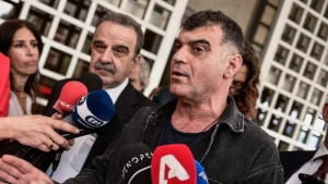7 Νοεμβρίου 2022, Αθήνα. Ο δημοσιογράφος Κώστας Βαξεβάνης και ο δικηγόρος Γιάννης Μαντζουράνης έξω από τον Άρειο Πάγο.