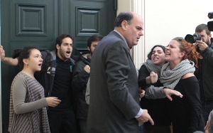 Οκτώβριος 2014. Ο πρύτανης του Πανεπιστημίου Αθηνών, Θεόδωρος Φορτσάκης, προσπαθεί να πείσει ομάδα φοιτητών να ανοίξει την πόρτα εξόδου από την αίθουσα της Συγκλήτου στα Προπύλαια.