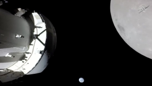 Το διαστημικό σκάφος Orion προσεγγίζει τη Σελήνη, κατά τη διάρκεια της αποστολής Άρτεμις 1 της NASA.