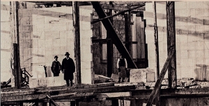 &Alpha;&theta;ή&nu;&alpha; &pi;&epsilon;&rho;. 1880. &Omicron; &delta;&eta;&mu;&iota;&omicron;&upsilon;&rho;&gamma;ό&sigmaf; &tau;&eta;&sigmaf; &Alpha;&kappa;&alpha;&delta;&eta;&mu;ί&alpha;&sigmaf;, &Theta;&epsilon;ό&phi;&iota;&lambda;&omicron;&sigmaf; &Chi;ά&nu;&sigma;&epsilon;&nu;, &kappa;&alpha;&iota; &pi;ί&sigma;&omega; &tau;&omicron;&upsilon; &omicron; &epsilon;&kappa;&tau;&epsilon;&lambda;&epsilon;&sigma;&tau;ή&sigmaf; &tau;&omega;&nu; &sigma;&chi;&epsilon;&delta;ί&omega;&nu; &tau;&omicron;&upsilon;, &Epsilon;&rho;&nu;&sigma;&tau; &Tau;&sigma;ί&lambda;&lambda;&epsilon;&rho;, &sigma;&tau;&omicron; &epsilon;&sigma;&omega;&tau;&epsilon;&rho;&iota;&kappa;ό &tau;&omicron;&upsilon; &kappa;&tau;&iota;&rho;ί&omicron;&upsilon;. &Eta; &phi;&omega;&tau;&omicron;&gamma;&rho;&alpha;&phi;ί&alpha; &tau;&omicron;&upsilon; &epsilon;&xi;&omega;&phi;ύ&lambda;&lambda;&omicron;&upsilon;.  &Alpha;&kappa;&alpha;&delta;&eta;&mu;ί&alpha; &tau;&eta;&sigmaf; &Beta;&iota;έ&nu;&nu;&eta;&sigmaf;