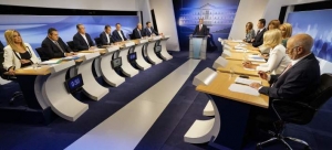 9 Σεπτεμβρίου 2015, στούντιο της ΕΡΤ. Πρώτο προεκλογικό ντιμπέιτ, αριστερά οι εκπρόσωποι των κομμάτων, δεξιά οι δημοσιογράφοι, εκπρόσωποι των καναλιών.