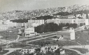 1950, &Theta;&epsilon;&sigma;&sigma;&alpha;&lambda;&omicron;&nu;ί&kappa;&eta;. &Tau;ὸ &kappa;&tau;ί&rho;&iota;&omicron; &tau;&omicron;ῦ &Pi;&alpha;&nu;&epsilon;&pi;&iota;&sigma;&tau;&eta;&mu;ί&omicron;&upsilon;, &sigma;&tau;ὸ &chi;ῶ&rho;&omicron; &tau;&omicron;ῦ &pi;&alpha;&lambda;&alpha;&iota;&omicron;ῦ ἐ&beta;&rho;&alpha;ϊ&kappa;&omicron;ῦ &nu;&epsilon;&kappa;&rho;&omicron;&tau;&alpha;&phi;&epsilon;ί&omicron;&upsilon;. Ἀ&pi;ὸ &tau;ὸ &beta;&iota;&beta;&lambda;ί&omicron; &tau;&omicron;ῦ Mark Mazower, Salonica. City of ghosts, Harper, 2004.  