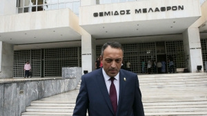Ο πρόεδρος των Σπαρτιατών Β. Στίγγας έξω από τον Άρειο Πάγο, όπου έδωσε κατάθεση σχετική με τις καταγγελίες του. Η εισαγγελέας του Αρείου Πάγου, με έγγραφό της το οποίο διαβιβάζεται στη Βουλή ζητά να δοθεί η σχετική άδεια ώστε «να εξεταστούν με την ιδιότητα του υπόπτου έντεκα βουλευτές των Σπαρτιατών για το αδίκημα της εξαπάτησης εκλογικού σώματος, καθώς φέρονται να ανήκαν μεν στο κόμμα Σπαρτιάτες με επικεφαλής τον Β. Στίγκα, αλλά στην πραγματικότητα να είχαν τη στήριξη και την απόλυτη καθοδήγηση του Κασιδιάρη, έγκλειστου καταδικασμένου πρώην ηγετικού στελέχους της Χρυσής Αυγής». Σύμφωνα με το έγγραφο της εισαγγελέως, οι υποψήφιοι με το κόμμα Σπαρτιάτες, στις εκλογές της 25ης/6/2023, «παρέστησαν από κοινού ψευδώς στους εκλογείς, προκειμένου οι τελευταίοι να ψηφίσουν τους ίδιους και το κόμμα τους ότι είναι υποψήφιοι βουλευτές του κόμματος Σπαρτιάτες με αρχηγό τον Βασίλειο Στίγκα. Η αλήθεια όμως ήταν ότι αυτοί είχαν επιλεγεί από τον Ηλία Κασιδιάρη και όχι από τον Βασίλειο Στίγκα, ότι χάρη στη στήριξη του πρώτου είχαν εκλεγεί βουλευτές και ότι αναγνώριζαν ως πραγματικό τους αρχηγό τον ανωτέρω, ο οποίος τους καθοδηγούσε από τις φυλακές». Από το παραπάνω έγγραφο προκύπτουν πολλά και ανησυχητικά ερωτήματα και ίσως αυτονόητες απαντήσεις. - Ο πρόεδρος του κόμματος Σπαρτιάτες πότε ανακάλυψε ότι οι υποψήφιοι και κατόπιν βουλευτές του καθοδηγούνταν από τον καταδικασμένο Κασιδιάρη; Όταν τους ενέταξε στα ψηφοδέλτια του κόμματος, όταν ευχαριστούσε δημοσίως τον Κασιδιάρη για την εκλογική βοήθειά του, ή όταν οι βουλευτές του επιχείρησαν να τον ανατρέψουν; Αυτονόητα το γνώριζε από την αρχή και προσέφερε ο ίδιος τον πολιτικό μανδύα για να αποκτήσουν κοινοβουλευτική εκπροσώπηση, παρακάμπτοντας τις απαγορεύσεις της εκλογικής νομοθεσίας. - Το αρμόδιο Τμήμα του Αρείου Πάγου δεν είχε επαρκή στοιχεία για να αποκλείσει το κόμμα Σπαρτιάτες από τις εκλογές; Πριν από την ανακήρυξη των συνδυασμών, ήταν επαρκώς γνωστό και πολιτικά διαπιστωμένο ότι αυτό το κόμμα εμφανίστηκε στις εκλογές ως μεταμφίεση του κόμματος Κασιδιάρη. Επομένως, γιατί δεν αποκλείστηκε; - Οι καταγγελίες του Β. Στίγκα για πρακτικές Greek mafia από Βουλευτές του κόμματος του και άλλους οι οποίοι τους καθοδηγούν με σκοπό την ανατροπή του πότε έγιναν ξαφνικά «απρόσωπες»; Μήπως όταν επήλθε νέα συμφωνία; Η διερεύνηση που ζητά η Εισαγγελία του Αρείου Πάγου σχετικά με την εξαπάτηση αφορά την παραβίαση της εκλογικής νομοθεσίας. Το 4,68% του εκλογικού σώματος που έδωσε κοινοβουλευτική εκπροσώπηση σε αυτό το κόμμα γνώριζε ποιους και τι ψήφιζε, με τη δημόσια καθοδήγηση του Κασιδιάρη. Αυτό είναι το πολιτικό πρόβλημα, το οποίο οι δημοκρατικοί θεσμοί, η Δικαιοσύνη, αλλά και το πολιτικό σύστημα δεν μπόρεσαν έγκαιρα να αντιμετωπίσουν.
