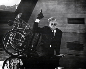 O &Pi;ί&tau;&epsilon;&rho; &Sigma;έ&lambda;&epsilon;&rho;&sigmaf; &sigma;&tau;&omicron; &rho;ό&lambda;&omicron; &tau;&omicron;&upsilon; Dr. Strangelove, &tau;&omicron;&upsilon; &nu;&alpha;&zeta;ί &sigma;&upsilon;&mu;&beta;&omicron;ύ&lambda;&omicron;&upsilon; &tau;&omicron;&upsilon; &alpha;&mu;&epsilon;&rho;&iota;&kappa;&alpha;&nu;&omicron;ύ &pi;&rho;&omicron;έ&delta;&rho;&omicron;&upsilon;.  