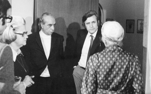 &Omicron; &Alpha;&lambda;έ&xi;&alpha;&nu;&delta;&rho;&omicron;&sigmaf; &Kappa;&omicron;&tau;&zeta;&iota;ά&sigmaf;, &omicron; &Sigma;&tau;&rho;&alpha;&tau;ή&sigmaf; &Tau;&sigma;ί&rho;&kappa;&alpha;&sigmaf; &kappa;&alpha;&iota; &eta; &Mu;&alpha;&rho;ώ &Sigma;&epsilon;&phi;έ&rho;&eta; (&pi;&lambda;ά&tau;&eta;) &sigma;&tau;&omicron; &sigma;&pi;ί&tau;&iota; &tau;&eta;&sigmaf; &Alpha;&rho;&iota;έ&tau;&tau;&alpha;&sigmaf; &Rho;&omicron;ύ&phi;&omicron;&upsilon; &tau;&omicron; 1975. H &phi;&omega;&tau;&omicron;&gamma;&rho;&alpha;&phi;ί&alpha; &pi;&rho;&omega;&tau;&omicron;&delta;&eta;&mu;&omicron;&sigma;&iota;&epsilon;ύ&theta;&eta;&kappa;&epsilon; &sigma;&tau;&eta;&nu; &Kappa;&alpha;&theta;&eta;&mu;&epsilon;&rho;&iota;&nu;ή. 