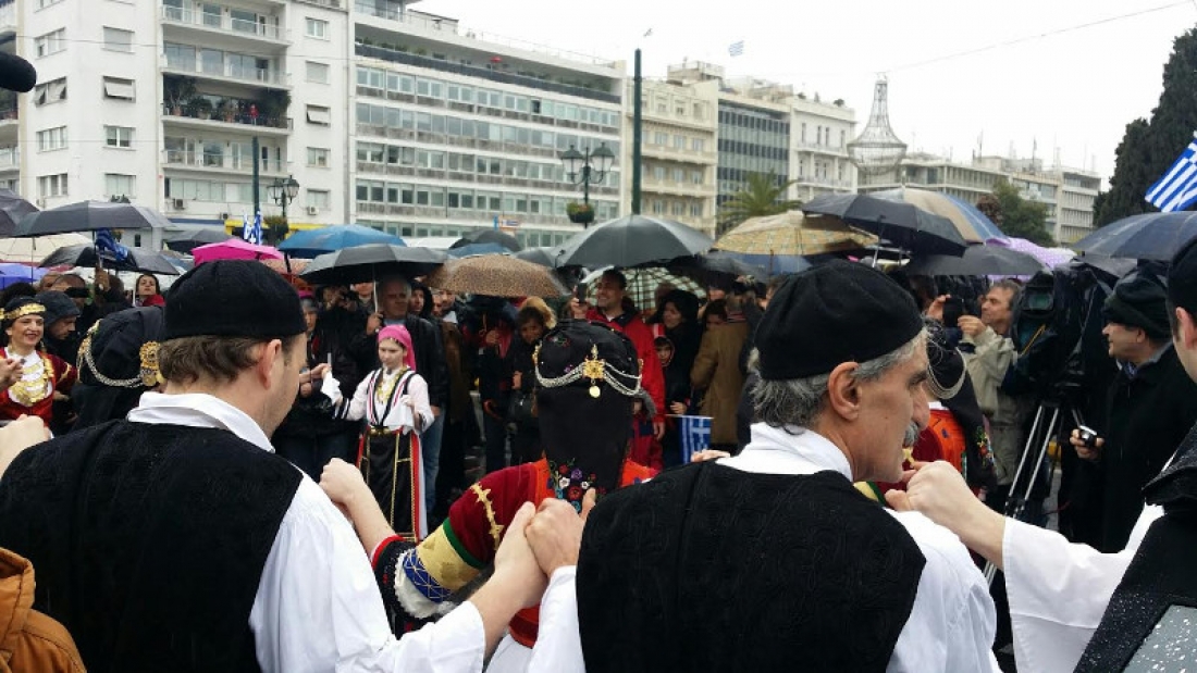 25 Mαρτίου 2015. Τσολιάδες και χοροί στο Σύνταγμα, στην πρώτη εθνική επέτειο της πρώτης φοράς Αριστερά. Αρχιτελετάρχης ήταν ο Πάνος Καμμένος και βοηθός του η Ρένα Δούρου.