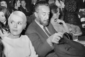18 &Iota;&alpha;&nu;&omicron;&upsilon;&alpha;&rho;ί&omicron;&upsilon; 1968, &Pi;&alpha;&rho;ί&sigma;&iota;. &Omicron; &Rho;&omicron;&mu;&alpha;ί&nu; &Gamma;&kappa;&alpha;&rho;ύ &mu;&epsilon; &tau;&eta; &sigma;ύ&zeta;&upsilon;&gamma;ό &tau;&omicron;&upsilon;, &tau;&eta;&nu; &eta;&theta;&omicron;&pi;&omicron;&iota;ό &Tau;&zeta;&iota;&nu; &Sigma;ί&mu;&pi;&epsilon;&rho;&gamma;&kappa;. Ή&delta;&eta; &omicron; &sigma;&upsilon;&gamma;&gamma;&rho;&alpha;&phi;έ&alpha;&sigmaf; &sigma;&kappa;&epsilon;&pi;&tau;ό&tau;&alpha;&nu; &pi;&omicron;&lambda;ύ &sigma;&omicron;&beta;&alpha;&rho;ά &tau;&omicron; &gamma;ή&rho;&alpha;&sigmaf;, &tau;&omicron;&nu; ά&nu;&iota;&sigma;&omicron; &alpha;&gamma;ώ&nu;&alpha; &epsilon;&nu;ά&nu;&tau;&iota;&alpha; &sigma;&tau;&alpha; &alpha;&pi;ά&nu;&theta;&rho;&omega;&pi;&alpha; &laquo;&delta;&iota;&alpha;&tau;ά&gamma;&mu;&alpha;&tau;&alpha; &tau;&eta;&sigmaf; &phi;ύ&sigma;&eta;&sigmaf;&raquo;.  